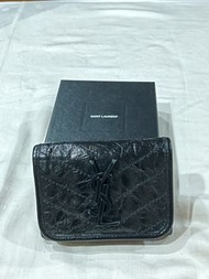 YSL NIKI 經典採製牛皮釦式三折零錢短夾(黑）