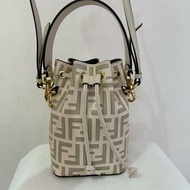 FENDI Mon Tresor白灰水桶包