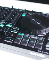 Roland DJ-202 Controller เครื่องเล่นเสียงดิจิตอล DJ พร้อมซอฟต์แวร์ Serato DJ pro เครื่องเล่นเสียงแบบ