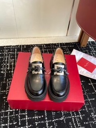 Roger Vivier方扣厚底樂福鞋