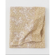 H&M HOME FLORAL PATTERNED TABLECLOTH | 4-6 seater