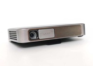 Vivitek Qumi Q38-BK – โปรเจคเตอร์พกพา Full HD พร้อม Wi-Fi Bluetooth และแบตเตอรี่ในตัว (มือสอง)