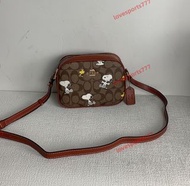 Coach CF248 十月 史努比 X Coach聯名 小相機包 尺寸18105