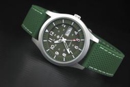 台灣精品,搭載日本 SEIKO 精工原廠 VX43 石英機芯強悍造型軍風防水石英錶,不鏽鋼製錶壳軍綠色矽膠錶帶白線