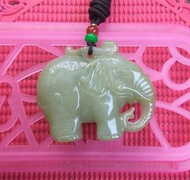 天然緬甸翡翠A玉光令水潤幼潔雙面雕刻冰黃精美吸財大象。（可企立）