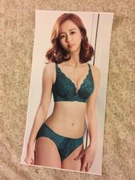 周曉涵，性感客製圖海報，衣服,抱枕,帽子,公仔,鑰匙環,卡貼,包包,手機殼,瓷杯.