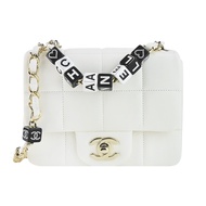 CHANEL 經典菱格紋小羊皮黑白方塊鏈帶翻蓋斜背包(白色)/平行輸入