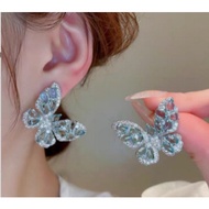 Butterfly earrings exude a sweet sense of fashion, are inlaid with diamonds,are really eye-catching