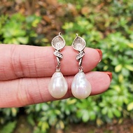 。浪漫海芋花。巴洛克珍珠。天然白色鏡面。925純銀防敏感耳環。