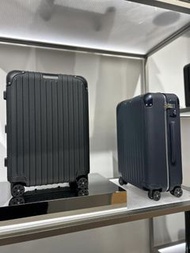 Rimowa Distinct Cabin 深藍色旅行箱，採用皮革材質 leather suitcase
