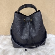 ［ 專櫃快10萬 ］LV NoeNeo MM 黑牛皮水桶包 晶片款