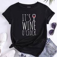 เสื้อยืดกราฟฟิก สโลแกน "IT'S WINE O'CLOCK" เสื้อกราฟฟิก สำหรับผู้หญิง