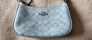 COACH蔻馳 Teri 25 香布蕾chambray 腋下包淡藍色