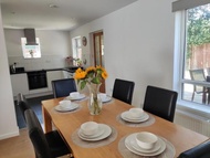 Holiday, CONTRACTOR STAY, garden, BBQ, parking, Tv, Wi-Fi, close to RB Hospital, JP Morgan, local at