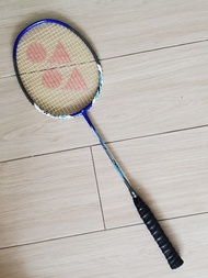 這是一支 YONEX Nanoray 7000i 羽毛球拍。

系列特點：屬於 Nanoray 系列，設計注重提升揮拍速度與控制力。

材質結構：球拍採用輕量化合金拍框搭配碳素拍桿，適合初學者或訓練使