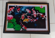 lukisan cetak ikan koi 3D plus bingkai ukuran 65×45