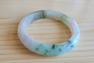 放漏$1380天然A貨緬甸冰膠感58.5mm翡翠老三彩手鐲  尺寸:54.8X12X7.8（MM) ，手鐲有色線，指甲用力扣微扣到，沒影響結構可以忽略，輕敲聲音如雷響，實物在窗邊自然光下手機隨手拍，沒