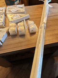 IKEA RÄCKA 窗簾桿x3、BETYDLIG 支架x9、RAFFIG 裝飾x3