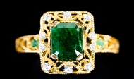 (R180 ชื่อแบบ "มธุรดา") : แหวนตัวเรือนทองประดับพลอยมรกต ล้อมเพชรแท้ (Emerald)