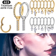 Ia adalah cincin hidung dan loket anting-anting, barang kemas titanium bersalut emas dengan berlian.