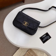 Chanel • 19 Bag 黑金羊皮腰包