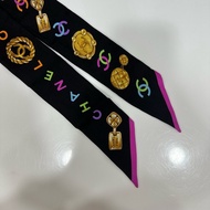 Chanel 黑底彩色logo字山茶花 絲巾 twilly