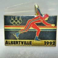 aaL皮1商旋.少見1992法國阿爾貝(Albertville)冬季奧運USA滑雪造型徽章/勳章/紀念章!--距今已有27年歷史!/@中/-P
