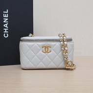 CHANEL 銀色荔枝牛皮鐳射標金扣24S長盒子化妝包帶鏡子16.5鳳梨扣肩背包