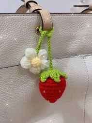 手工草莓編織鑰匙扣毛線袋鑰匙鏈背包飾品裝飾袋錢包吊飾配件生日畢業禮物手編草莓吊墜diy手工製成的可愛物品