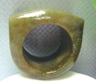 和闐玉~和闐玉 板指 厚重扎實 豪邁霸氣 石紋沁色 內徑1.9ㄨ2.1ㄨ0.68(戒面3.6ㄨ2.1)cm(36.5g)=A3-339