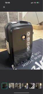 可上廉航：Delsey 亮黑20 吋行李箱；Delsey 20 inch luggage for handcarry 55 x 35 x 22cm