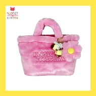 Kloset &amp; Etcetera Fluffy Beeloved Bag กระเป๋าถือผ้าขน ปักkloset Etcetera ห้อยพวงกุญแจดอกไม้