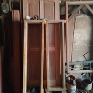 kusen jendela terbuat dari kayu bekas plus kaca