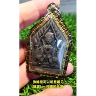 " 人缘坤平抱鸡 "坤平将军是泰国家喻户晓的保国英雄将军，出战都大获全胜，被誉为"胜利将军"
坤平将军长相俊俏高大，文武双全...人缘，异性缘都非常好，尤其是在异性缘方面更是获得很多姑娘们的青睐，自送