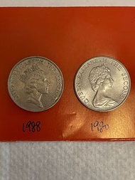 香港女皇頭/皇冠頭伍圓銀色硬幣2隻 Hong Kong Queen's Head/Crown Head Five Dollar Silver Coins ($200)（$200）