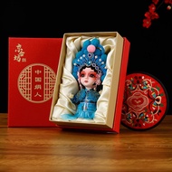 ของขวัญพิเศษ ตุ๊กตาผ้าไหมปักลาย Beijing Mu Guiying ของตกแต่งสำหรับตัวละคร Peking Opera กล่องของขวัญส