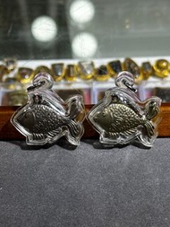 2510 龍婆爹  屈三岩 招財魚 一對 防水殼 沙馬公鑑定卡 佛牌