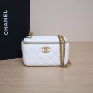 CHANEL 長盒子化妝包帶鏡子17白色羊皮鐳射標金扣金柱調節扣鏈條肩背包
