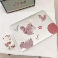 小松鼠咬一下蘋果電腦殼