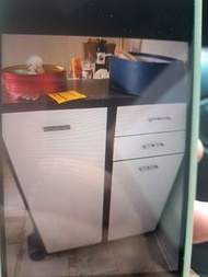 白色儲物櫃
