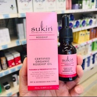 Sukin蘇芊有機認證玫瑰果油 30ml（舒緩過敏或皮膚乾燥）是來自澳洲的天然有機護膚產品，採用100%天然活性成份。藴含有助皮膚癒合的維生素E、β-胡蘿蔔素和抗氧化劑、西紅柿紅素，其強效及獨特的功效