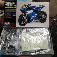 46 ROSSI YAMAHA YZR M1 MOTOGP TAMIYA 1/12 CARTOGRAF