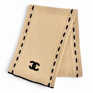 全新 △CHANEL 25A AAB111 B20763 100% 羊絨 Coco Mark 長圍巾披肩 米色 黑色 英國製造 女士