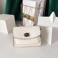 Chris精品代購 美國Outlet COACH 29389 翻蓋C字鎖扣LOGO 鉚釘造型 可單肩可手提 斜背包 白色