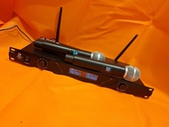 雙通道 UHF 無線麥克風系統UHF Dual Channel Wireless Microphone System包含一個雙通道接收主機與兩支無線咪