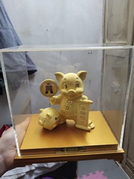 恒生銀行 x Just Gold 鎮金店「金豬報喜」生肖鍍金擺件（連原裝木底座及展示盒）