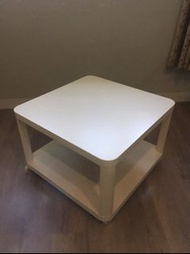 IKEA 宜家家居 TINGBY 邊桌附輪腳 白色 茶几 矮桌 方桌 附滾輪