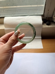 【冰潤起膠/55.7黃金圈口】天然緬甸翡翠A貨正圈手鐲（55.7mm）｜半山半水 芙蓉晴綠底飄翠綠花 附紫光燈實測 保A