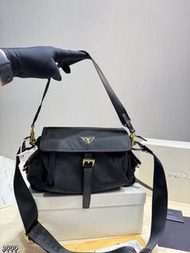 Prada Explore 郵差包