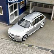 King Model 1:64 BMW M5 E60ซีดานโมเดลเดินทางรถโลหะผสมเครื่องประดับสะสม